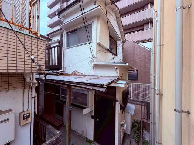 【外観】 | 北区滝野川６丁目　建築条件付き売地 | 【古屋あり南西側】教育施設も徒歩10分圏内、子育て環境も充実