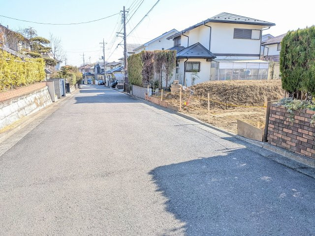 八王子市　北野台　新築一戸建ての前面道路含む現地写真|～北側5.0ｍに面しています～