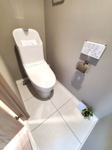 三郷スカイマンションのトイレ|落ち着いた色調のトイレです