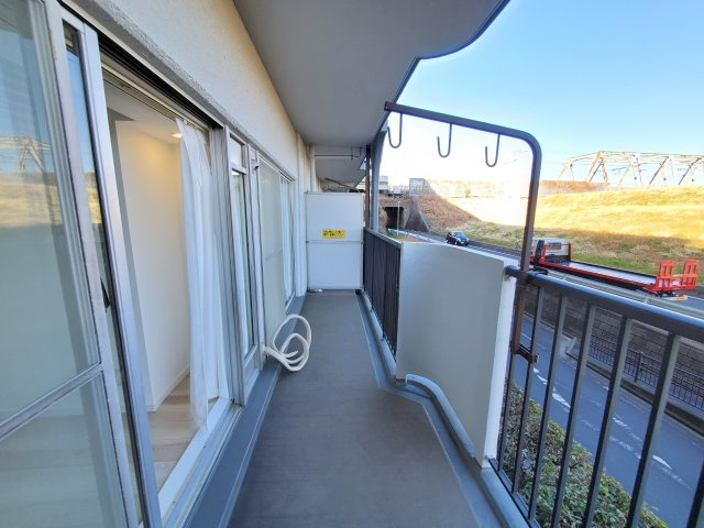 三郷スカイマンションのバルコニー|開放的で明るい空間を演出してくれるバルコニーです