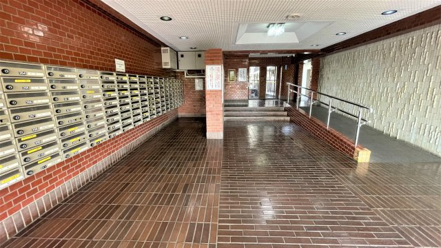 三郷スカイマンションのエントランス|毎日通るエントランスはこのようになっています