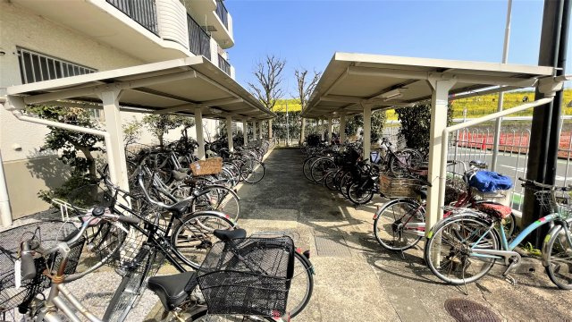 三郷スカイマンションの駐輪場|屋根付き駐輪場です