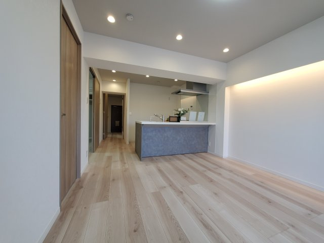 三郷スカイマンションの居間・リビング|こちらのリビングで趣味の時間をお楽しみください