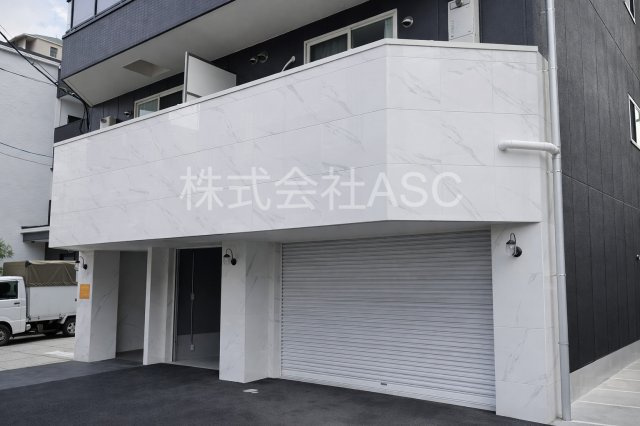 ラ・プレミアK s　倉庫.事務所のエントランス