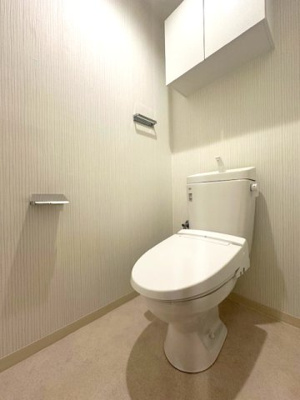 【トイレ】 | ジオ緑地公園一番館 | 温水洗浄便座付のトイレで、冬の寒い時期でも快適！吊戸棚付きで、予備のペーパー類も問題なく収納できます。