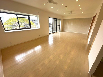 【居間・リビング】 | ジオ緑地公園一番館 | 南面から暖かい陽光が降り注ぐ明るいリビング！開放的な眺望を楽しみながら家族でゆったりと過ごせる空間です。