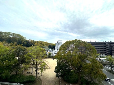 【展望】 | ジオ緑地公園一番館 | 南向きバルコニーの先には、公園や豊かな緑が広がっています。眺めを楽しんだり、外の空気を吸ってリフレッシュできそう！