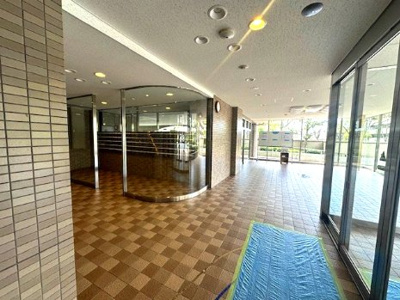 【エントランス】 | ジオ緑地公園一番館 | 壁面ガラス貼りの開放感あふれるエントランス！大規模マンションならではの、ゆとりある共有スペースも魅力の一つ。