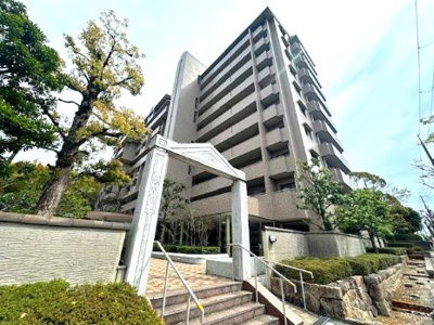 【外観】 | ジオ緑地公園一番館 | 教育＆買物施設が徒歩圏内に揃う暮らしやすいエリア！徒歩2分のバス停から桃山台駅へ繋がるバス路線も充実。