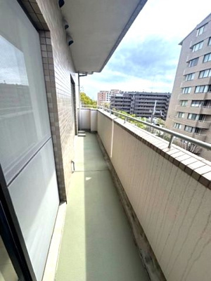 【バルコニー】 | ジオ緑地公園一番館 | 西側のバルコニー！三面バルコニーが備わっているため、たっぷりの洗濯物やお布団を干すことができます。
