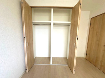 【収納】 | ジオ緑地公園一番館 | 約5.6帖洋室のクローゼット！ハンガーパイプと棚板付きで、洋服や小物等もスッキリと収納できます。