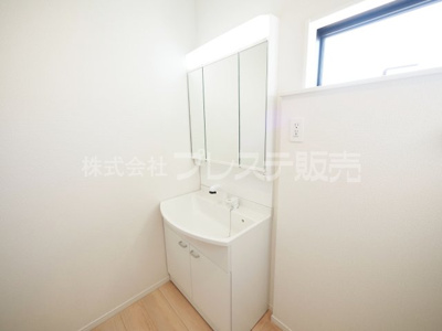 【洗面所】 | 奈良市杏町の新築一戸建 全２区画 | 現地写真（A３－２号地洗面）シャワー付き洗面化粧台