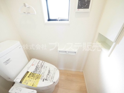 【トイレ】 | 奈良市杏町の新築一戸建 全２区画 | 現地写真（A３－２号地１階トイレ）温水洗浄便座を標準装備！