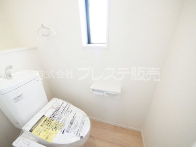 【トイレ】 | 奈良市杏町の新築一戸建 全２区画 | 現地写真（A３－２号地２階トイレ）温水洗浄便座を標準装備！