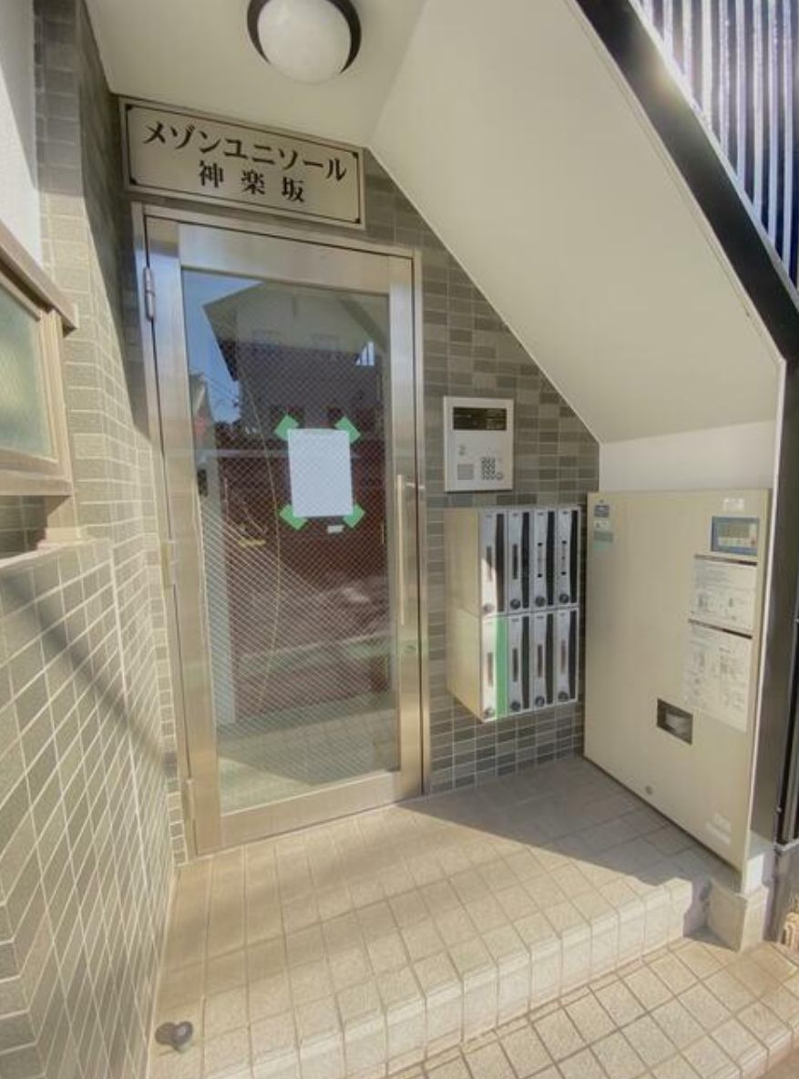 メゾンユニソール神楽坂のエントランス