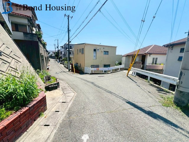「リフォーム済」「堀込ガレージ」 東朝霧丘 築40年の前面道路含む現地写真