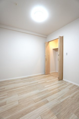 【洋室】 | 【上質リノベ】ヴェルディこころ | 【サービスルーム約4.5帖】
将来、ライフスタイルや家族構成が変わった時等、
第2子供部屋としても活用できそうですね！
勿論、壁掛けエアコンも取付が出来ますので、
快適な居室環境で過ごせそうです！