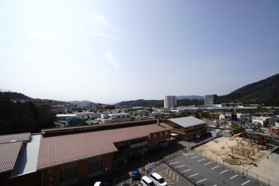 【展望】 | 【上質リノベ】ヴェルディこころ | 【四季を感じる】
四季の移ろい・爽やかな青空や風を感じられ
自然を愉しめるパノラマビュー。
毎日の暮らしに余裕を感じさせてくれる、
遮る物の無い開放的な眺望を是非、ご堪能ください。