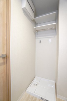 【独立洗面台】 | 【上質リノベ】ヴェルディこころ | 【パウダールーム】
嬉しい、タオル掛け付きの2段可動式のリネンラック。
しかも装着が楽なワンタッチ式の給水栓！
洗濯機置場はドラム式の洗濯機も入るサイズですが、
お手持ちのサイズが入るか要確認です！
