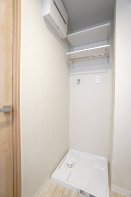 【独立洗面台】 | 【上質リノベ】ヴェルディこころ | 【パウダールーム】
嬉しい、タオル掛け付きの2段可動式のリネンラック。
しかも装着が楽なワンタッチ式の給水栓！
洗濯機置場はドラム式の洗濯機も入るサイズですが、
お手持ちのサイズが入るか要確認です！