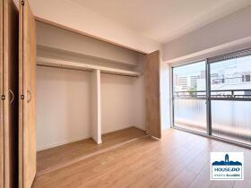 ペット可！R8,1月リフォーム済！三旺マンション第5植田の洋室|南側バルコニーに面した大型収納付きの洋室です。