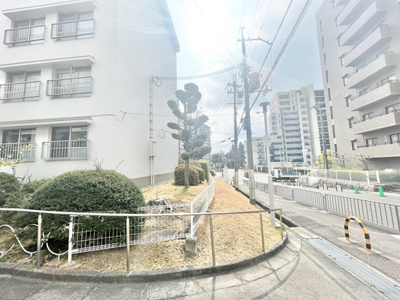【周辺】 | 千里竹見台団地A4棟 | サイトに掲載されていない箇所の写真、撮影してお届けさせて頂きます！気になる物件で、見たい部分の画像が無い場合は、弊社スタッフまでご連絡下さいませ。お客様の気になる箇所を、カメラにて撮影して参ります！