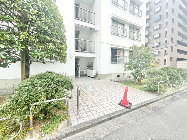 【エントランス】 | 千里竹見台団地A4棟 | 現在ご返済中のカーローン・カードローン・教育ローンなどを住宅ローンに一本化したり、家具家電購入費用・引越し費用を住宅ローンと組み合わせるなど、お客さまにメリットの多い住宅ローンのご提案が可能です。