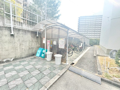 【駐輪場】 | 千里竹見台団地A4棟 | 現在ご返済中のカーローン・カードローン・教育ローンなどを住宅ローンに一本化したり、家具家電購入費用・引越し費用を住宅ローンと組み合わせるなど、お客さまにメリットの多い住宅ローンのご提案が可能です。