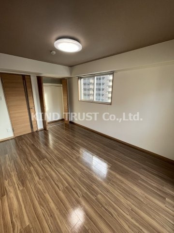 ドゥエリング梅田の居間・リビング|こちらのリビングで趣味の時間をお楽しみください