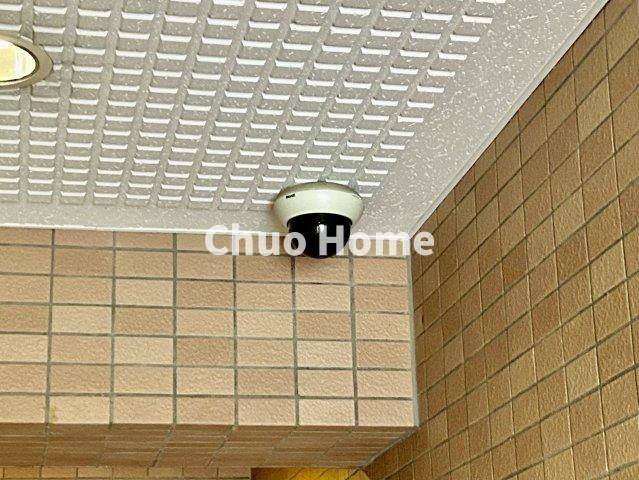 ライオンズマンション新小岩第5の防犯設備|【防犯カメラ】何かあった時の大事な証拠になることももちろんなりますが、防犯というくらいですので大事なのは防犯カメラがあることによって抑止力につながることですよね。