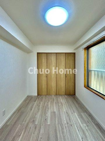 ライオンズマンション新小岩第5の寝室|【寝室】心と体をゆったりと安らげる主寝室。寝室のゆとりが大きい分だけ、暮らしの安らぎは深まります。一日の疲れを癒すだけでなく、ご夫婦の親密な語らいを紡ぎ出します