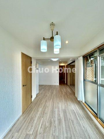 ライオンズマンション新小岩第5の居間・リビング|【リビングダイニング】一日の中で多くの時間を過すことになるリビングダイニングだからこそ、いつも穏やかな空間であることが必然。爽やかな通風と採光を存分に感じる事が出来る空間です。