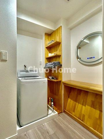 ライオンズマンション新小岩第5の脱衣所|【洗面所】明るい洗面所は朝をすっきりさせてくれる空間です。バタバタしている忙しい朝でも収納が多い洗面台では短い時間で効率良く支度ができます。