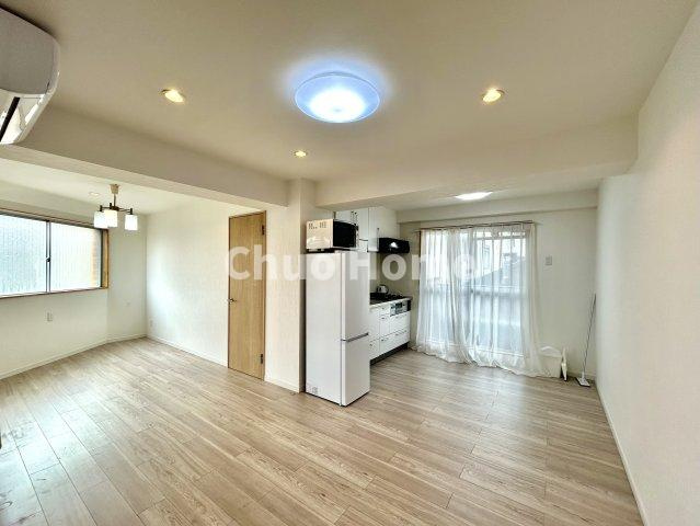 ライオンズマンション新小岩第5の居間・リビング|【居間・リビング】「ＬＤＫは家族団らんをデザイン」広いＬＤＫでは家族が集まり一緒の時間を過ごせる工夫がされております。何気ない一日の当たり前のひとコマがいつか一生の宝物になります