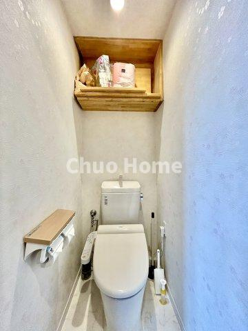 ライオンズマンション新小岩第5のトイレ|【トイレ】 収納スペースをしっかりと確保した温水洗浄便座機能付きトイレ。温水洗浄便座は清潔にお使いいただくための大切なアイテムです。