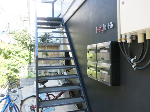 Ｆ－ｓｔｙｌｅ十条のその他共用部分|2階へ上がる階段はこちらです☆