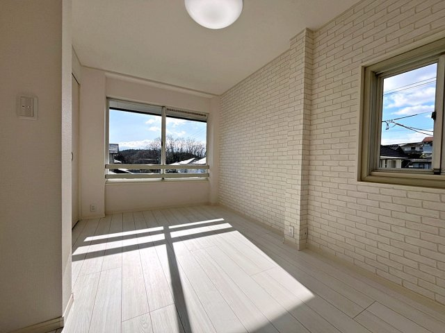 福島市南向台1丁目　中古戸建の洋室|5.6帖の洋室は2面採光で陽当たりが良く快適なプライベート空間です！
