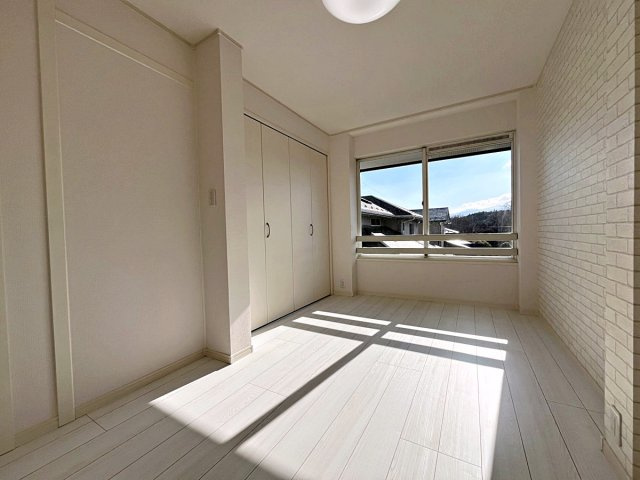 福島市南向台1丁目　中古戸建の洋室|シンプルなので様々なテイストのインテリアも合いそうですね！