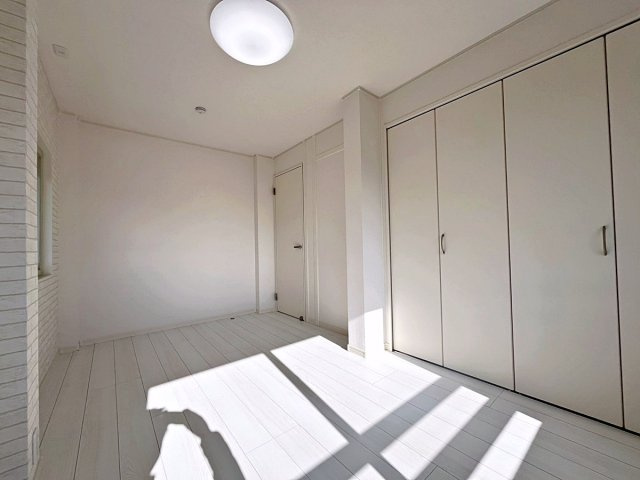 福島市南向台1丁目　中古戸建の洋室|全居室収納完備！収納が多いとお部屋もスッキリします！