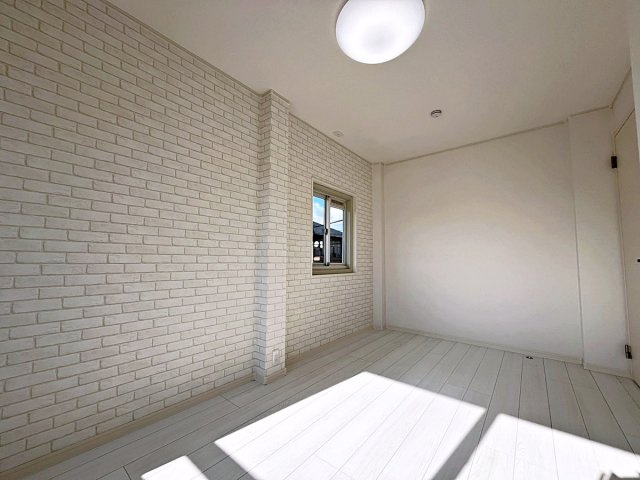 福島市南向台1丁目　中古戸建の洋室|アクセントクロスがおしゃれなお部屋です！