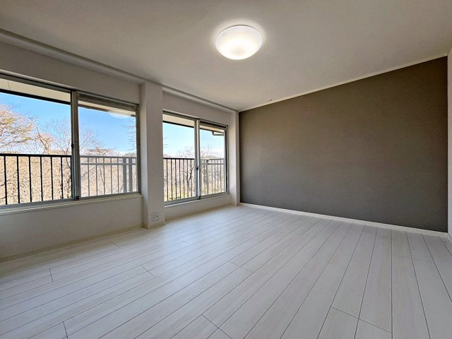 福島市南向台1丁目　中古戸建の洋室|9帖の洋室はバルコニーに面しており大きな窓から日差しが入るので気持ちの良いプライベート空間です！