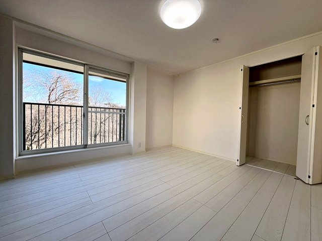 福島市南向台1丁目　中古戸建の洋室|シンプルなので様々なテイストのインテリアも合いそうですね！
