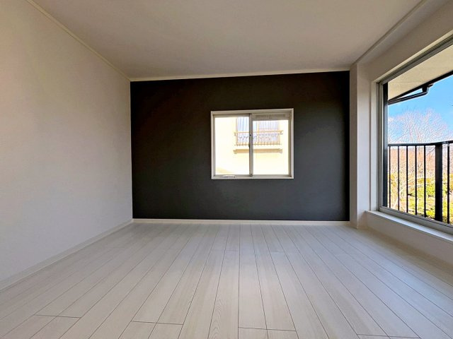 福島市南向台1丁目　中古戸建の洋室|シックなアクセントクロスがポイントのお部屋です！