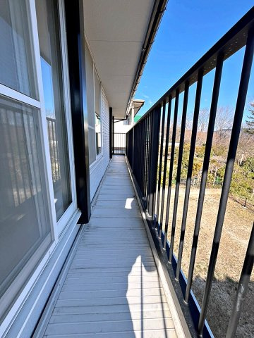 福島市南向台1丁目　中古戸建のバルコニー|2部屋から出入りが可能なワイドバルコニー！