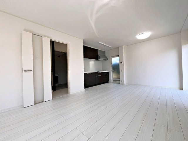 福島市南向台1丁目　中古戸建の居間・リビング|20.4帖のLDKは広々開放的！キッチンの前にダイニングテーブルを設置すれば、お料理の配膳もスムーズ