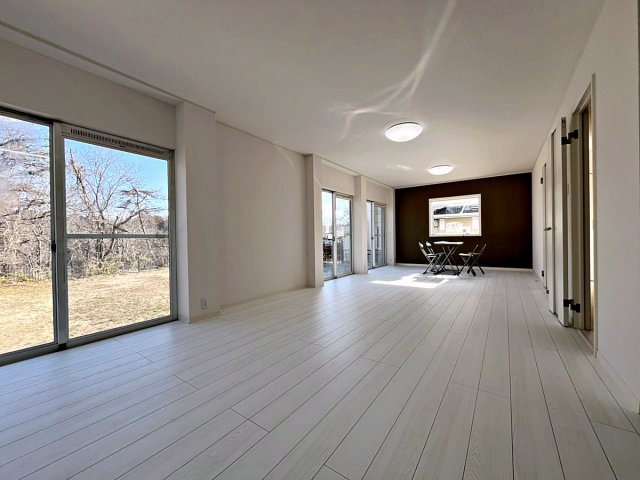 福島市南向台1丁目　中古戸建の居間・リビング|窓が多く外へのつながりが感じられるリビング空間！お庭が一望でき季節を感じることができます！
