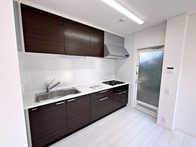 福島市南向台1丁目　中古戸建のキッチン|すっきりとした壁付けキッチン！新品に交換済みです！勝手口がついています！