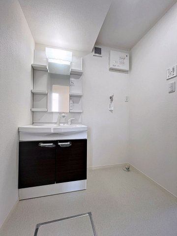 福島市南向台1丁目　中古戸建の独立洗面台|ゆとりのある洗面室！洗面化粧台は新品に交換済みです！