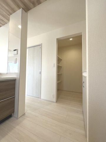 川越市豊田町 戸建て2号棟の収納|キッチンがスッキリ片付く可動棚付パントリー収納