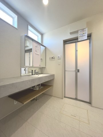 川越市豊田町 戸建て2号棟の脱衣所|洗練されたデザインのフルフラットカウンター。
床下収納もございます。